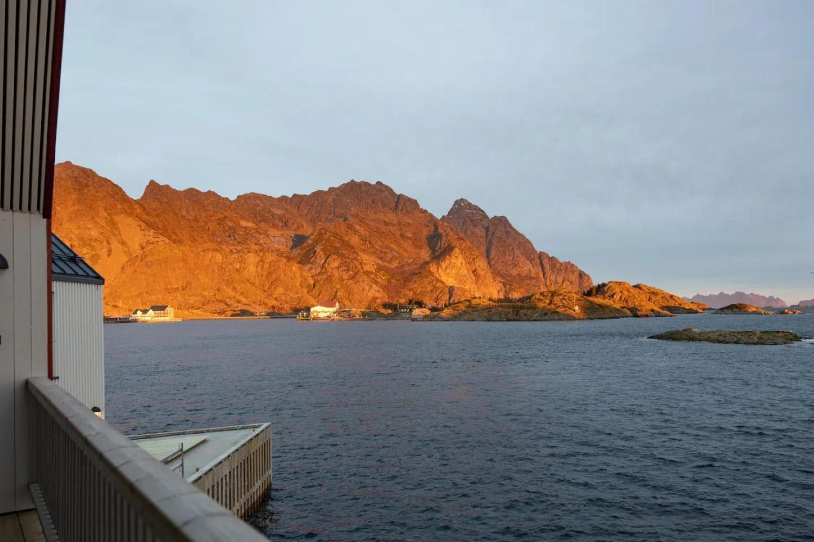 Leilighet I Banhammaren Med Balkong Henningsvær Extérieur photo